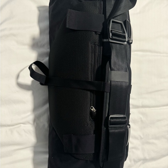 Henty CoPilot Messenger: Convertible Garment Bag, Black. Like New Condition - Picture 8 of 12